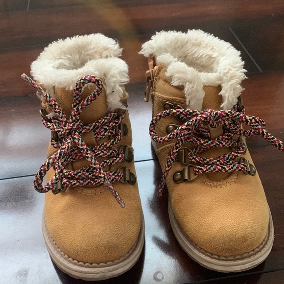3/30$ BUNDLE SALE! 
Gently used Cat & Jack winter boot. Size 8 - Picture 1 of 7